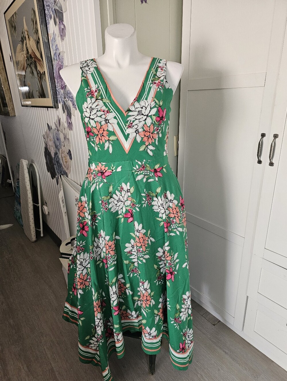 Vince Camuto Dress Sz 14 (12-14) Green Floral Handkerchief Hem V-Neck Midi NWOT